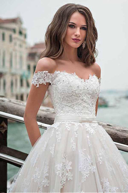A-Linien-Brautkleid mit schulterfreiem Ausschnitt und Spitzenapplikationen