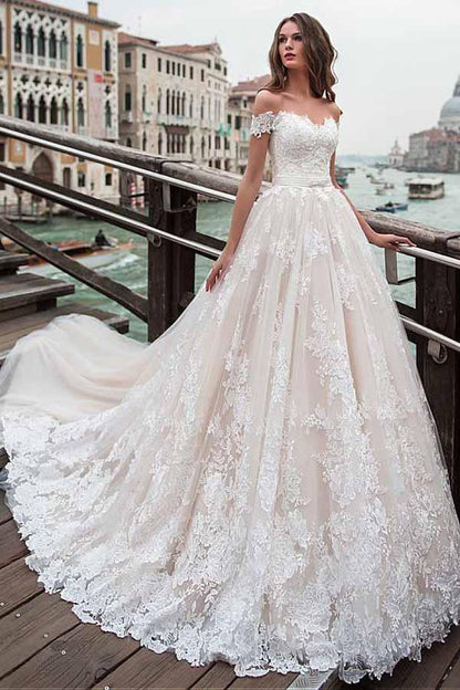 A-Linien-Brautkleid mit schulterfreiem Ausschnitt und Spitzenapplikationen