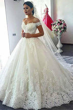 Robe de mariée à encolure dégagée style robe de bal avec applications de dentelle