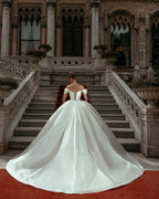 Schulterfreies, herzförmiges Ballkleid aus Satin mit ärmellosem Garten-Brautkleid 