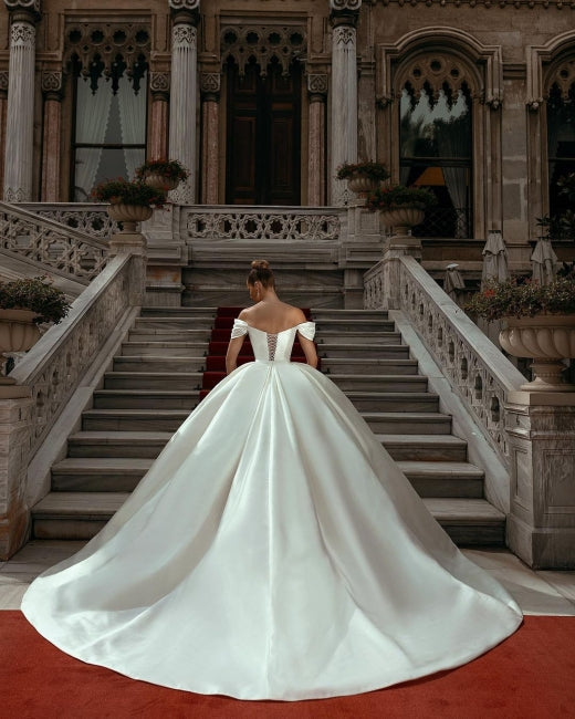 Schulterfreies, herzförmiges Ballkleid aus Satin mit ärmellosem Garten-Brautkleid 