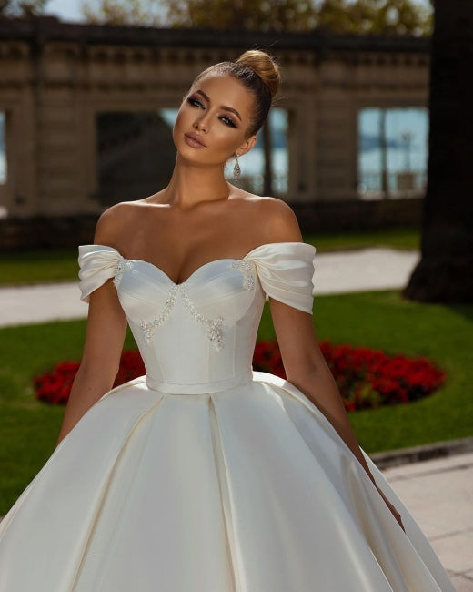 Schulterfreies, herzförmiges Ballkleid aus Satin mit ärmellosem Garten-Brautkleid 