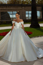 Schulterfreies, herzförmiges Ballkleid aus Satin mit ärmellosem Garten-Brautkleid 