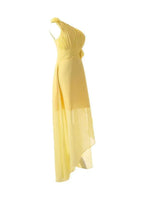 Abito da damigella giallo in chiffon lungo fino al pavimento con una spalla e fiore BD015