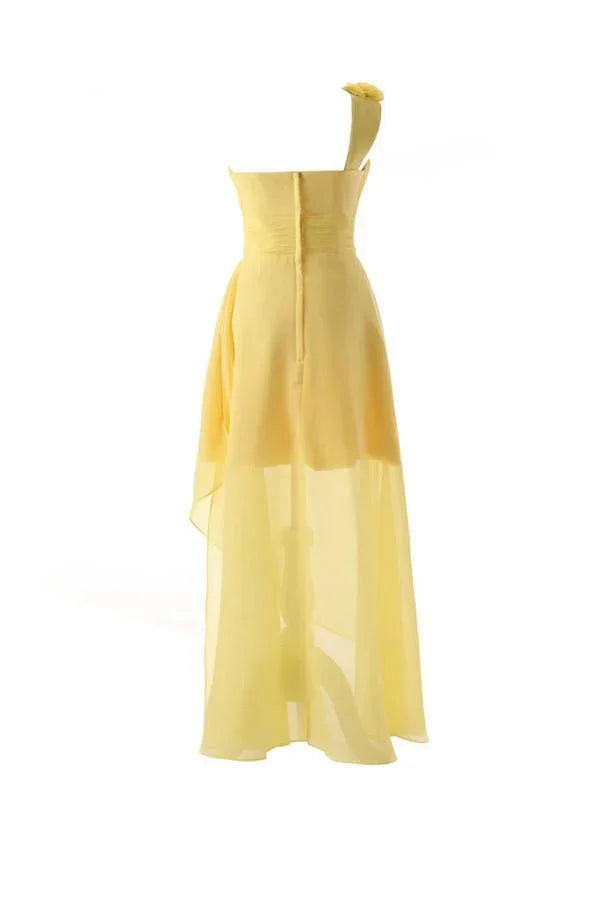 Abito da damigella giallo in chiffon lungo fino al pavimento con una spalla e fiore BD015