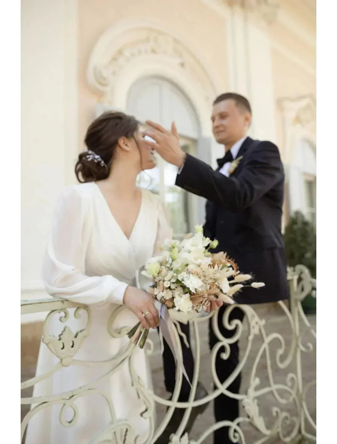 Abiti da Sposa Reception Piccoli Abiti Bianchi Abiti da Sposa a Linea A Scollo a V Maniche Lunghe Lunghezza Caviglia Abiti Nuziali in Chiffon a Colore Pieno