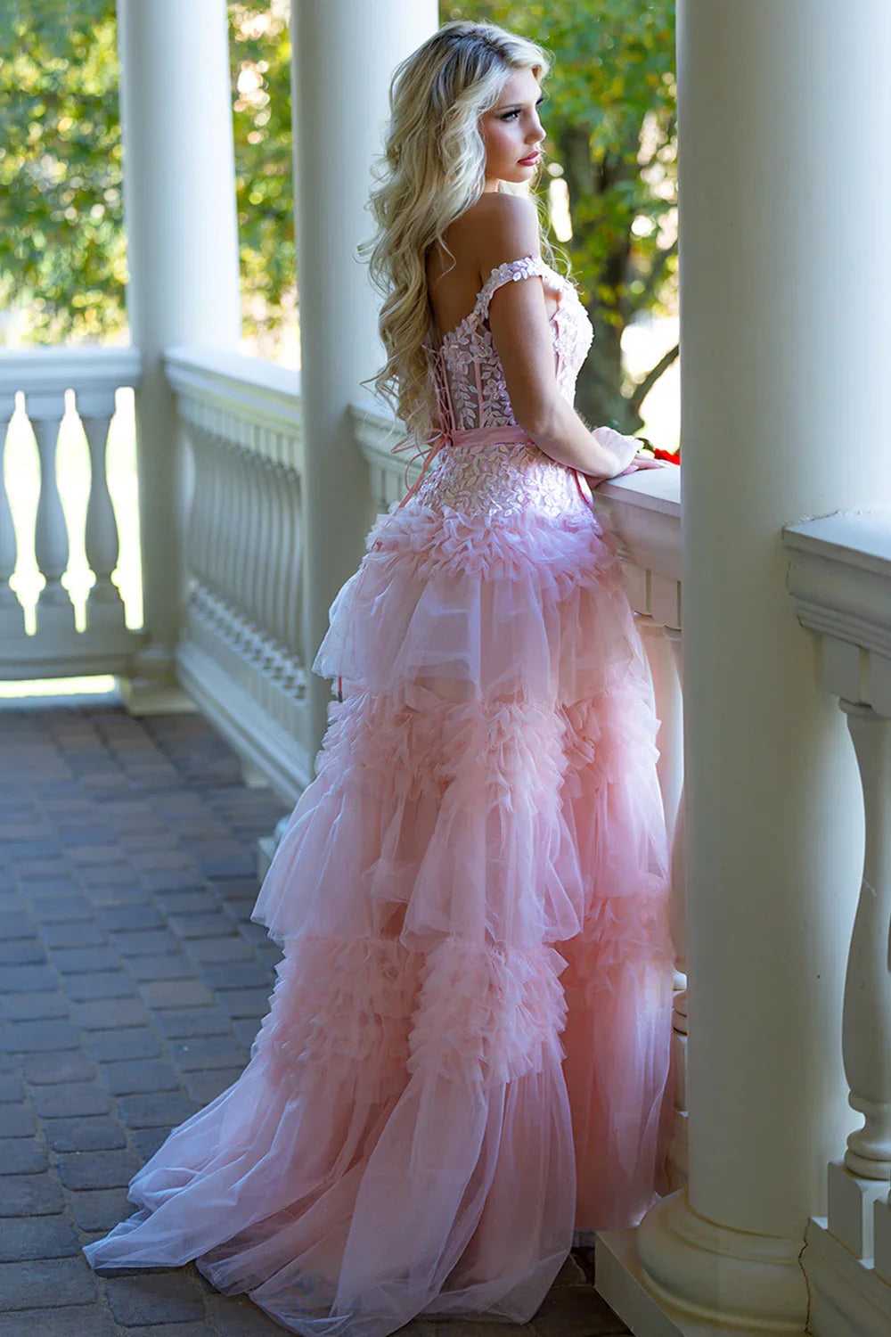 Abito lungo da cerimonia rosa con balze di tulle a linea ad A e scollo a spalle scoperte con fiocco