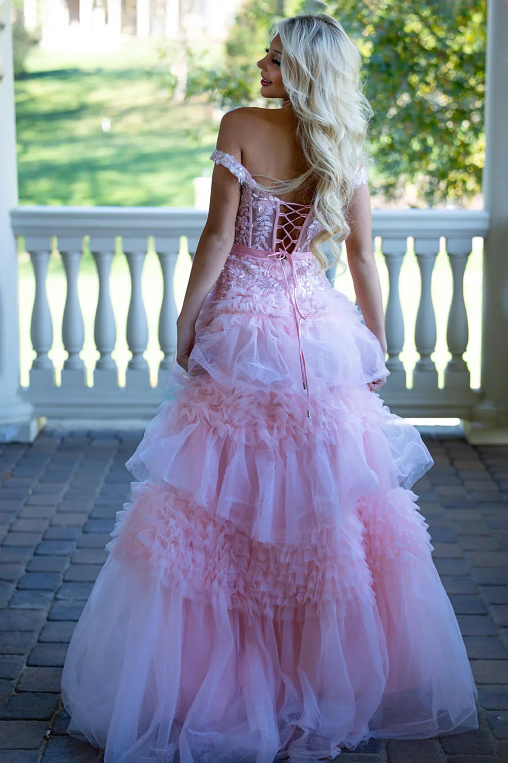 Abito lungo da cerimonia rosa con balze di tulle a linea ad A e scollo a spalle scoperte con fiocco