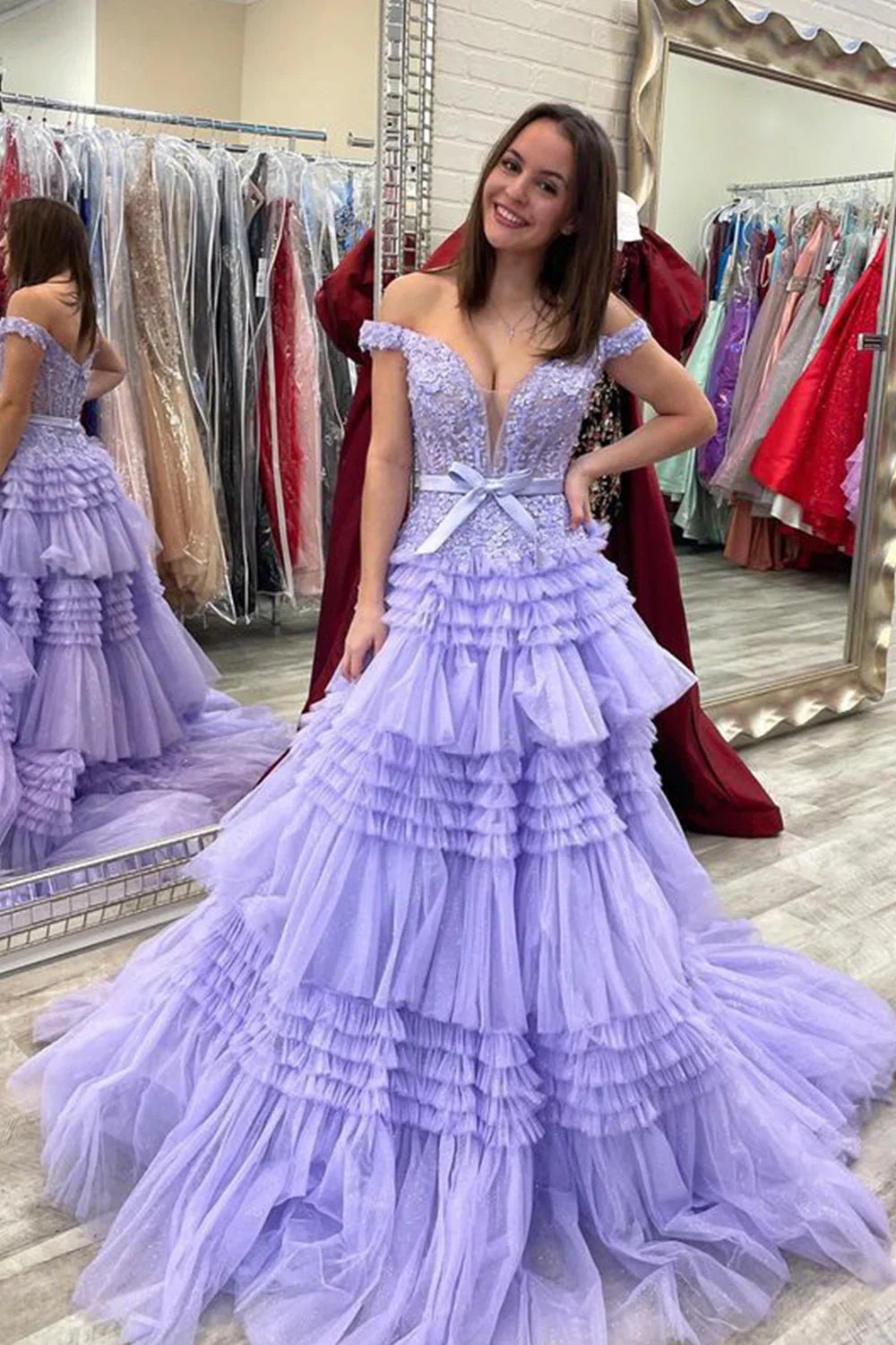 Abito lungo da cerimonia rosa con balze di tulle a linea ad A e scollo a spalle scoperte con fiocco