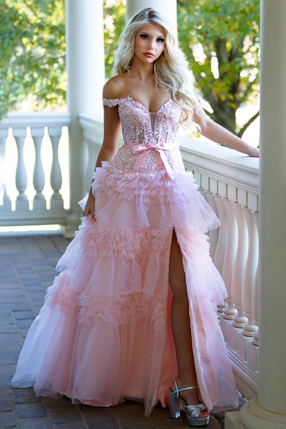 Abito lungo da cerimonia rosa con balze di tulle a linea ad A e scollo a spalle scoperte con fiocco