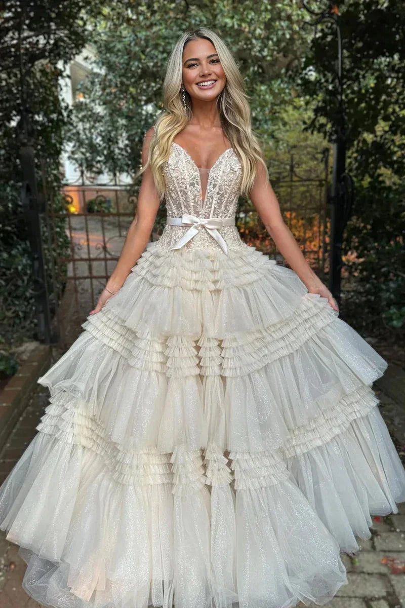 Abito lungo da cerimonia rosa con balze di tulle a linea ad A e scollo a spalle scoperte con fiocco