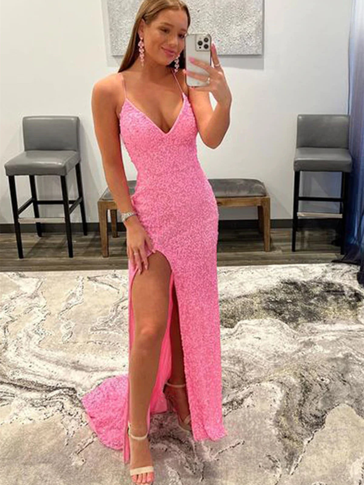 Abito da sera rosa lungo a sirena con paillettes, scollo a V, schiena scoperta e spacco