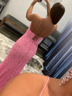 Abito da sera rosa lungo a sirena con paillettes, scollo a V, schiena scoperta e spacco