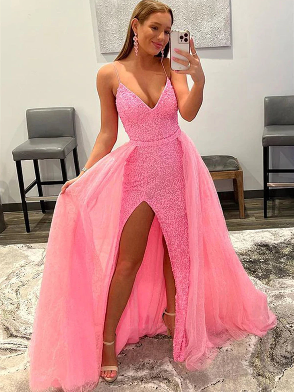 Abito da sera rosa lungo a sirena con paillettes, scollo a V, schiena scoperta e spacco