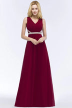 Abito da damigella taglia forte a linea ad A con scollo a V, lungo, senza maniche, in chiffon con volant e fascia decorata con perline