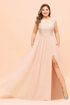 Vestido de Dama de Honra Rosa Pérola em Renda Tamanho Grande com Mangas Curtas e Fenda Lateral para Festa de Casamento