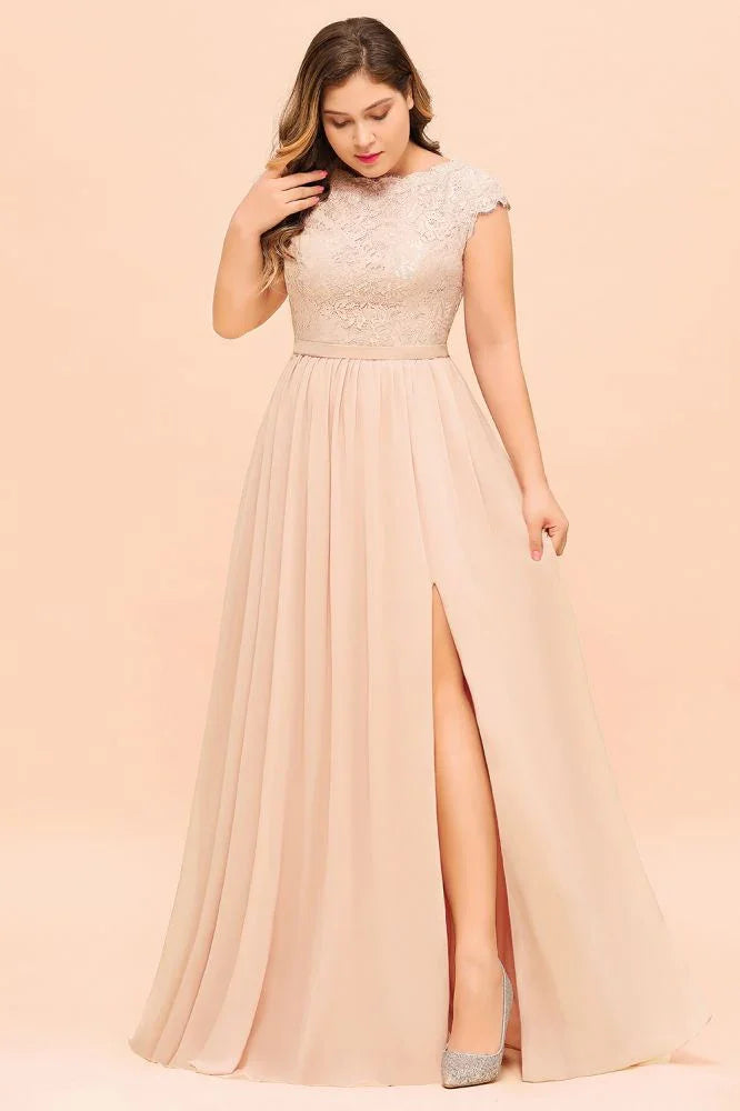 Vestido de Dama de Honra Rosa Pérola em Renda Tamanho Grande com Mangas Curtas e Fenda Lateral para Festa de Casamento