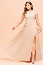 Vestido de Dama de Honra Rosa Pérola em Renda Tamanho Grande com Mangas Curtas e Fenda Lateral para Festa de Casamento