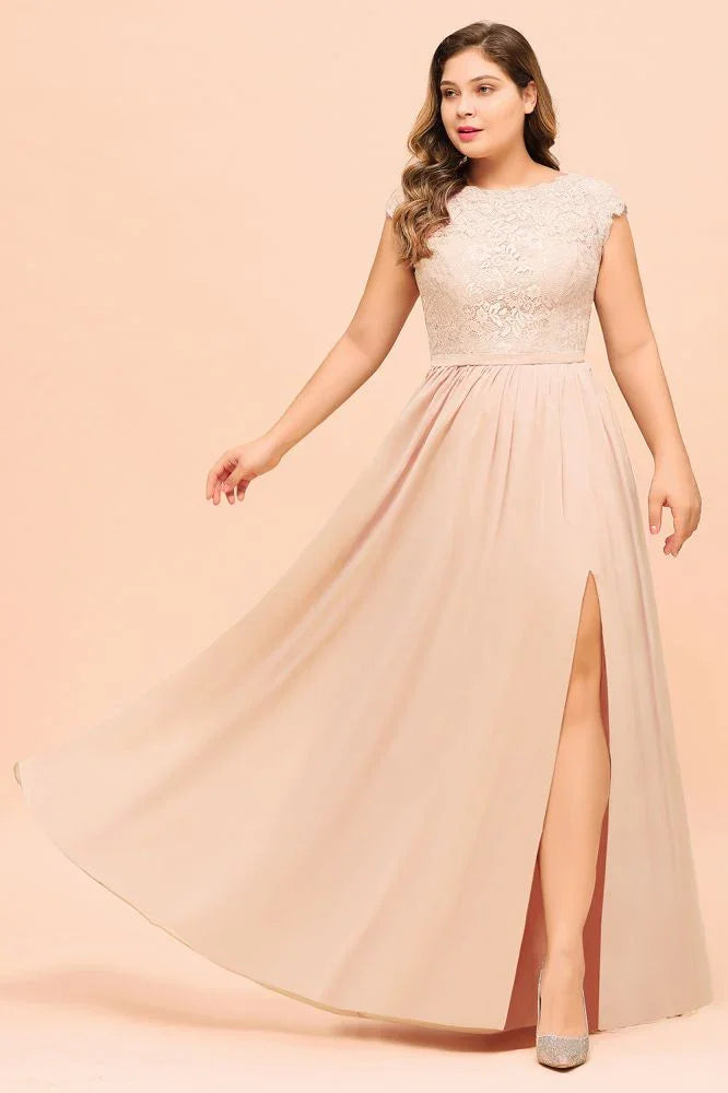 Vestido de Dama de Honra Rosa Pérola em Renda Tamanho Grande com Mangas Curtas e Fenda Lateral para Festa de Casamento