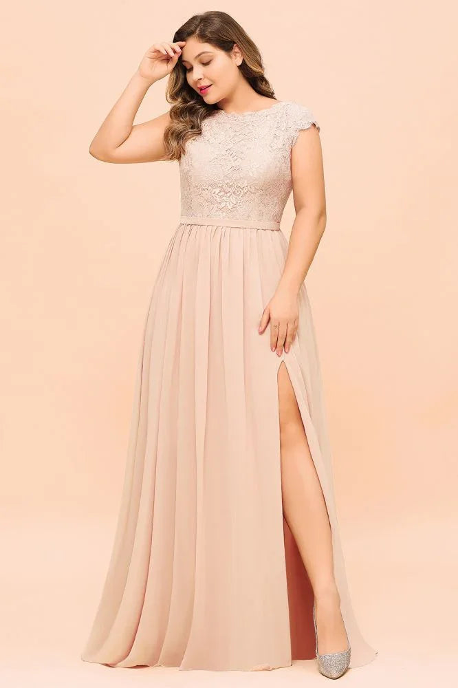 Vestido de Dama de Honra Rosa Pérola em Renda Tamanho Grande com Mangas Curtas e Fenda Lateral para Festa de Casamento
