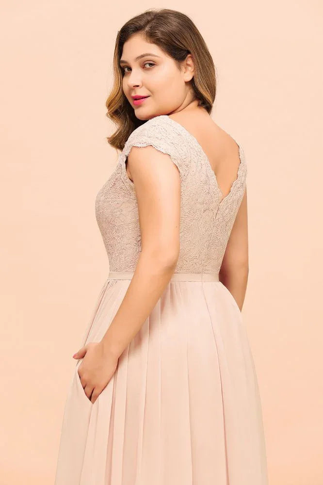 Vestido de Dama de Honra Rosa Pérola em Renda Tamanho Grande com Mangas Curtas e Fenda Lateral para Festa de Casamento