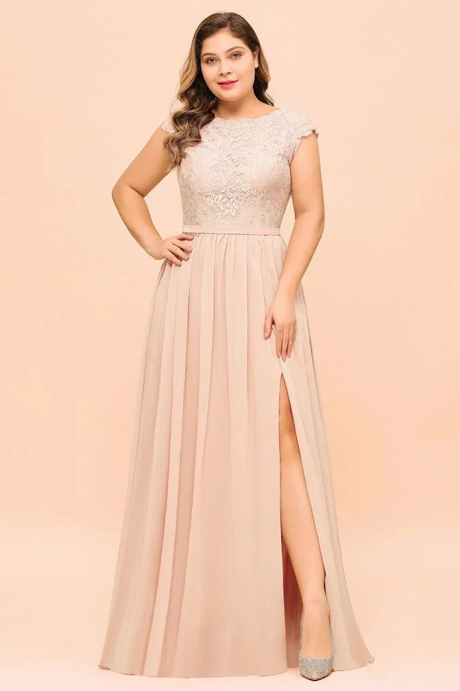 Vestido de Dama de Honra Rosa Pérola em Renda Tamanho Grande com Mangas Curtas e Fenda Lateral para Festa de Casamento