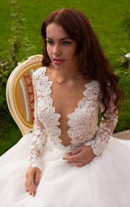 Vestidos de novia de tul color marfil con mangas largas y corte princesa, escote en V y corte A