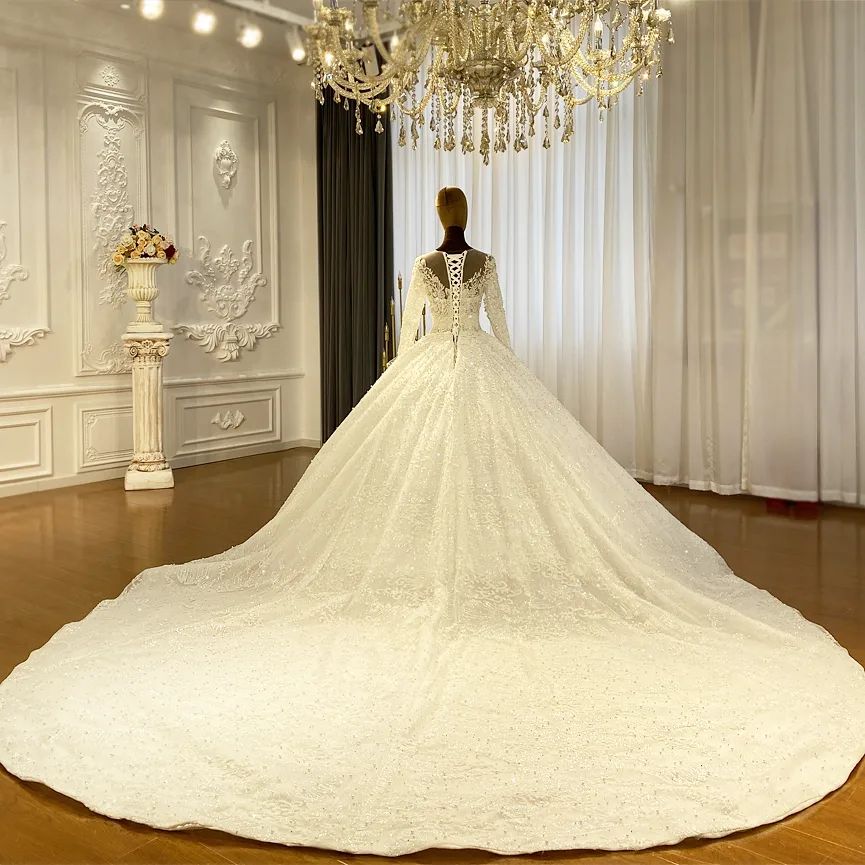 Abito da sposa principessa elegante a linea ad A con maniche lunghe in pizzo e strascico
