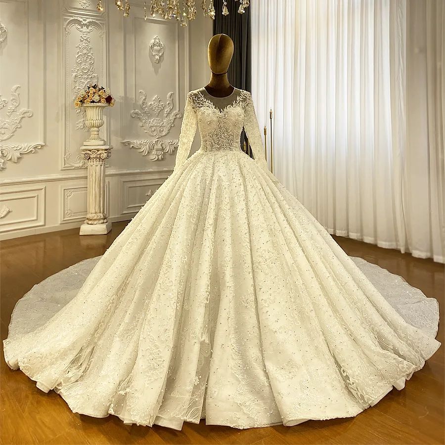 Abito da sposa principessa elegante a linea ad A con maniche lunghe in pizzo e strascico