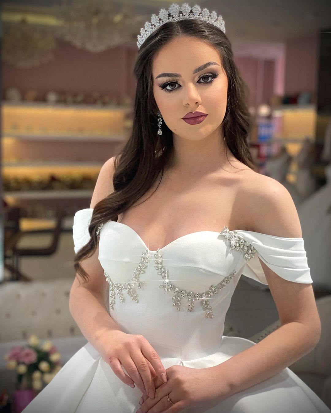 Robe de mariée princesse longue en ligne A, sans manches, décolletée épaules dénudées