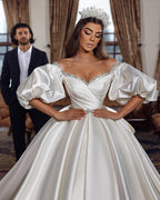 Abito da sposa lungo color avorio a linea ad A con scollo a V e gioiello, maniche lunghe