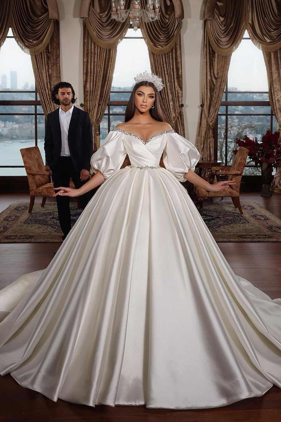 Robe de mariée princesse longue ivoire en ligne A avec décolleté en V orné de bijoux et manches longues