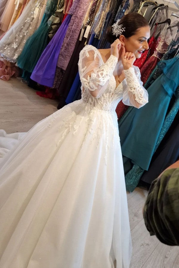 Abiti da sposa principessa in pizzo a linea ad A con scollo a V profondo e maniche lunghe