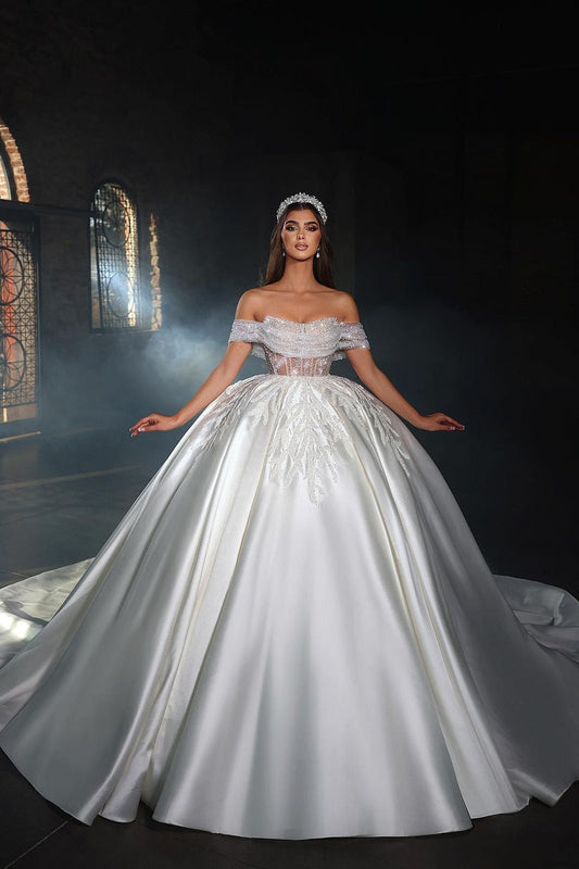 Langes weißes A-Linien-Brautkleid mit schulterfreiem Rücken und Perlenbesatz
