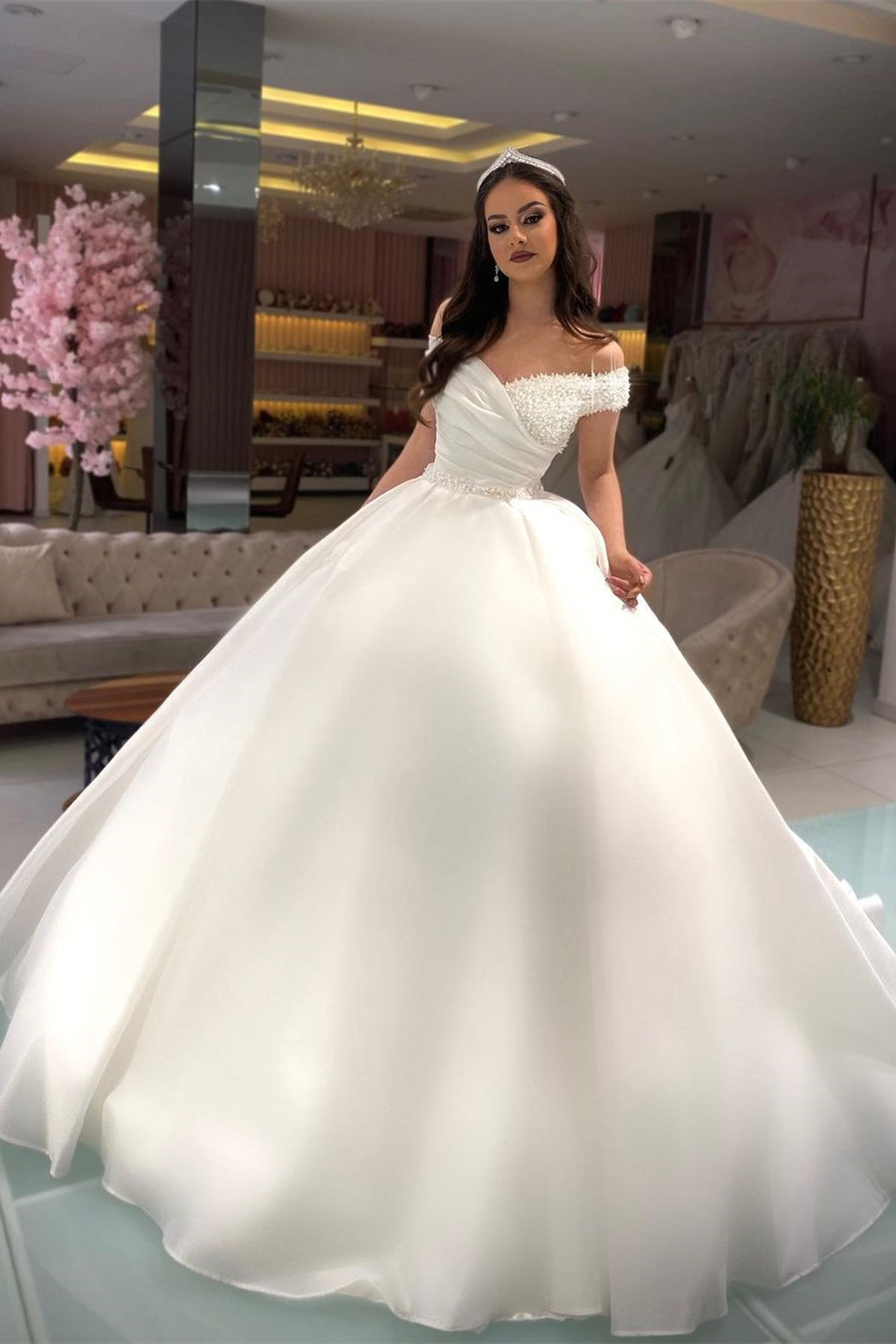 Robe de mariée princesse longue blanche en ligne A, décolletée épaules dénudées avec perles