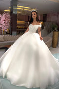 Robe de mariée princesse longue blanche en ligne A, décolletée épaules dénudées avec perles