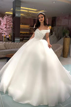 Robe de mariée princesse longue blanche en ligne A, décolletée épaules dénudées avec perles