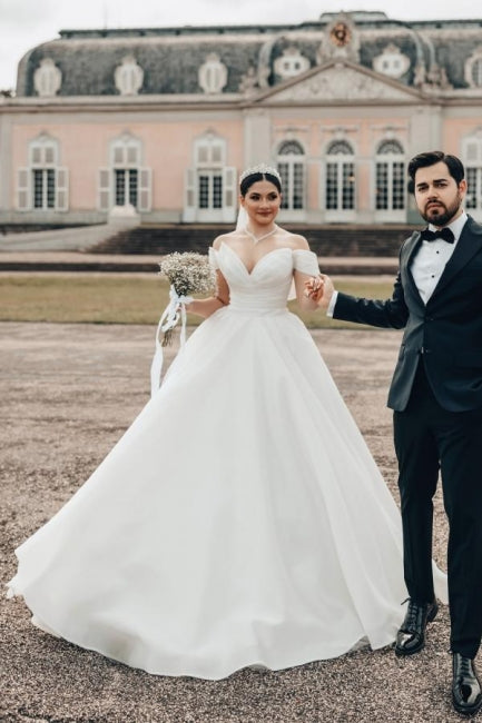 فستان زفاف برنسيس طويل أبيض، بياقة على شكل حرف V، بدون أكتاف، بقصة على شكل حرف A، من الأورجانزا والساتان