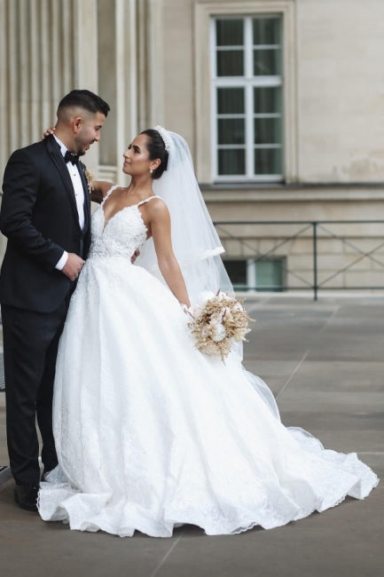 Robes de mariée blanches princesse en ligne A, sans manches, col en V avec dentelle
