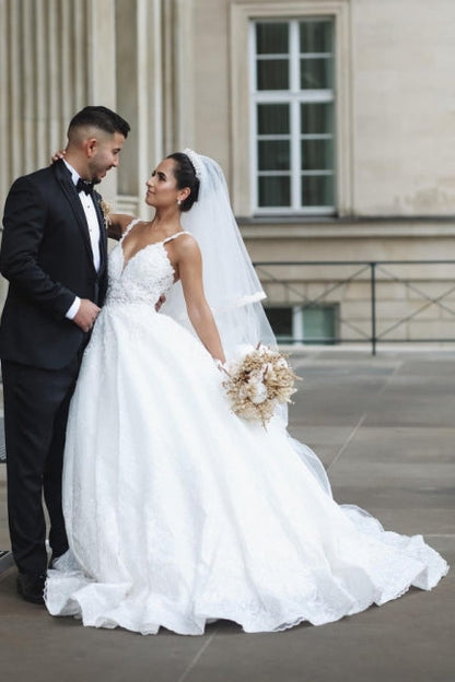 Vestidos de novia princesa blancos de corte A con escote en V, sin mangas y con encaje
