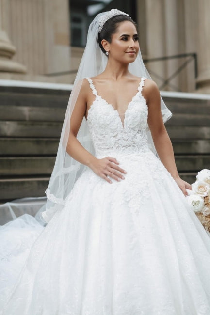 Robes de mariée blanches princesse en ligne A, sans manches, col en V avec dentelle