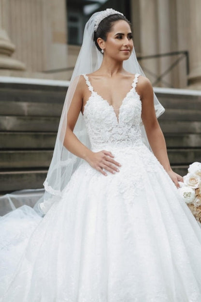 Vestidos de novia princesa blancos de corte A con escote en V, sin mangas y con encaje