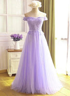 Abito lungo da sera lilla chiaro in tulle a linea ad A con spalle scoperte, applicazioni in pizzo, modello da ballo Y918
