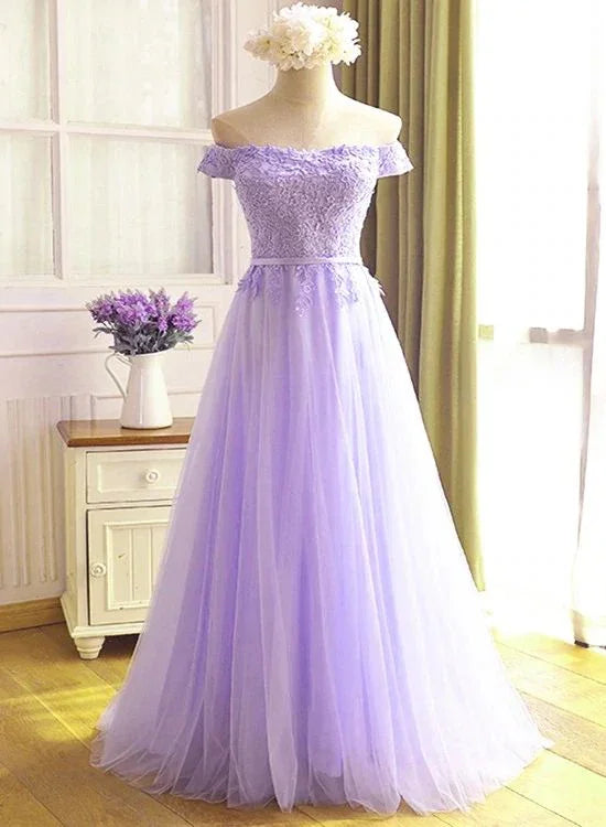 Vestido longo de baile lilás claro em tule com decote ombro a ombro, aplicação de renda Y918