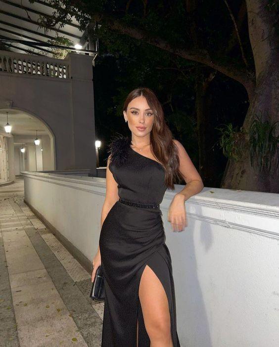 Elegante abito lungo da sera nero in raso con una spalla e spacco laterale, abito da ricevimento Y1058
