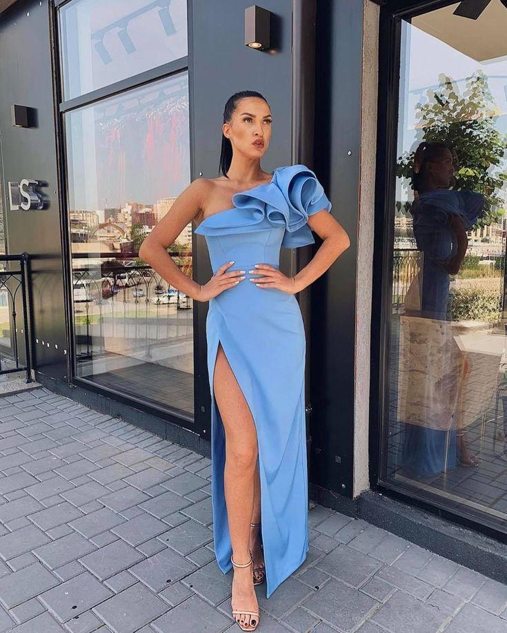 Abito da sera in raso blu con spacco sulla spalla e volant, monospalla Y1068