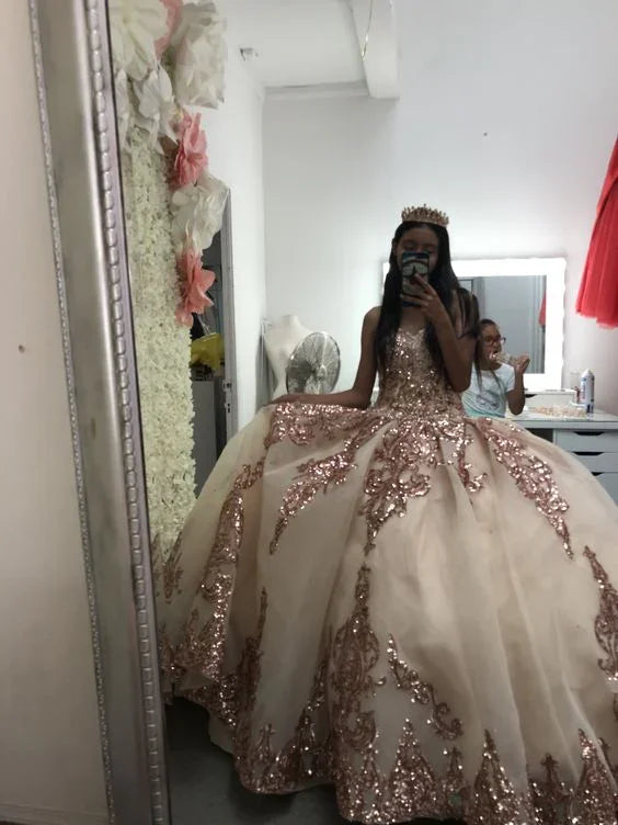 Abito da ballo principesco con corpetto allacciato a pizzo e applicazioni di paillettes color oro rosa per Quinceañera Y581