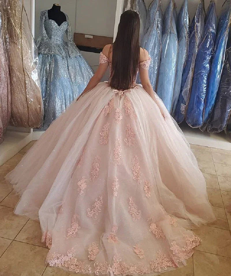 Abito da ballo rosa cipria gonfio Sweet 16 con spalle scoperte, sedici perline di cristallo, tulle rosa chiaro, abito da quindicesimo compleanno, abito da principessa per ballo di fine anno S27021