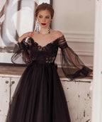 Vestido de noite elegante preto com ilusão, mangas compridas, decote em bico, aplicações de renda, costas descobertas, corte em linha A, comprimento até ao tornozelo S26660