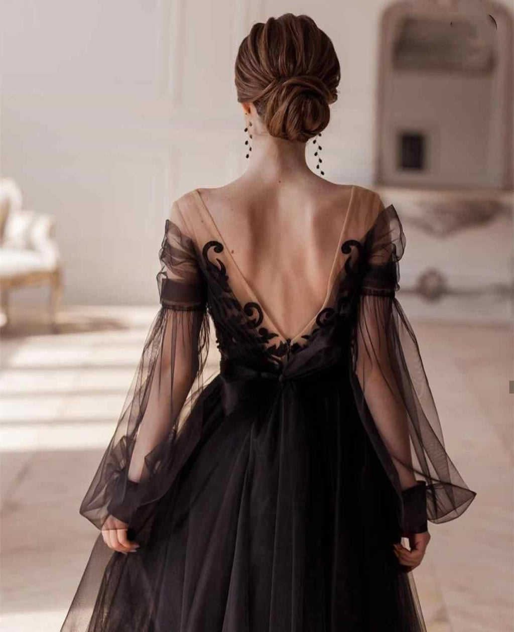 Vestido de noite elegante preto com ilusão, mangas compridas, decote em bico, aplicações de renda, costas descobertas, corte em linha A, comprimento até ao tornozelo S26660